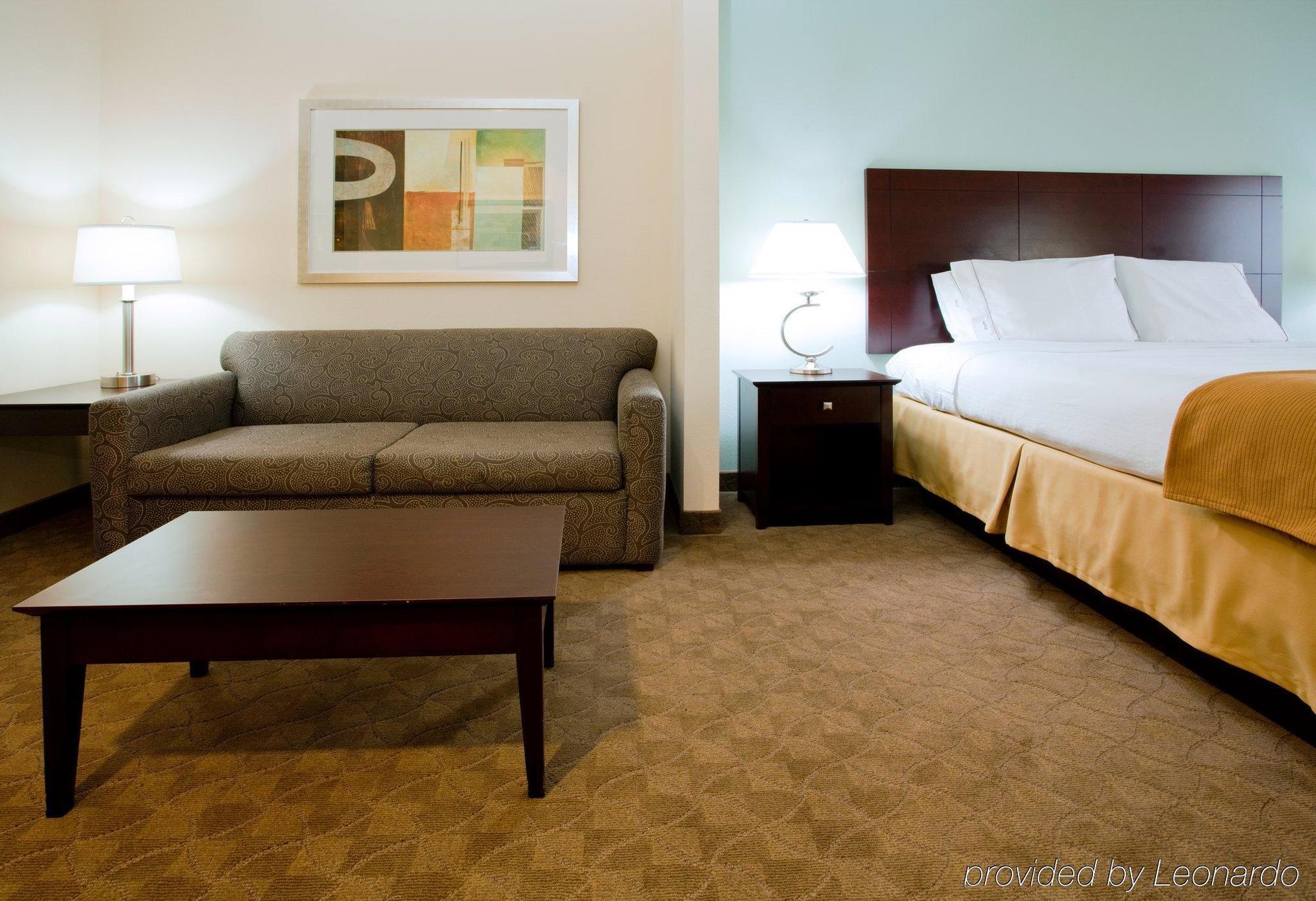 Holiday Inn Express Hotel & Suites Greensboro-East, An Ihg Hotel Room photo